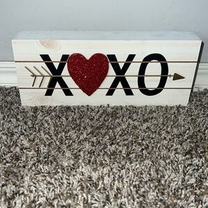 EUC Wooden XOXO ❤️ sign